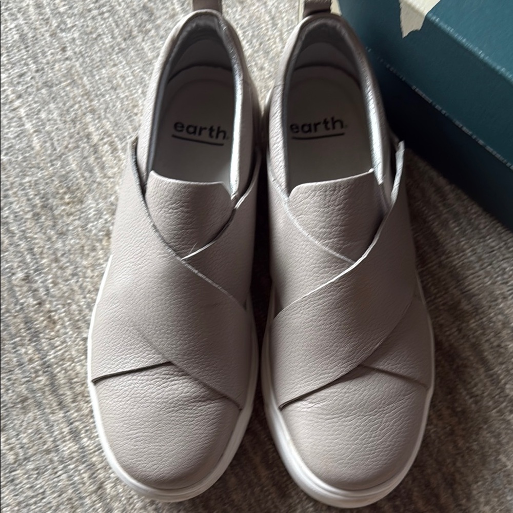 Earth Gray Sneakers with Elastic Crossover Design